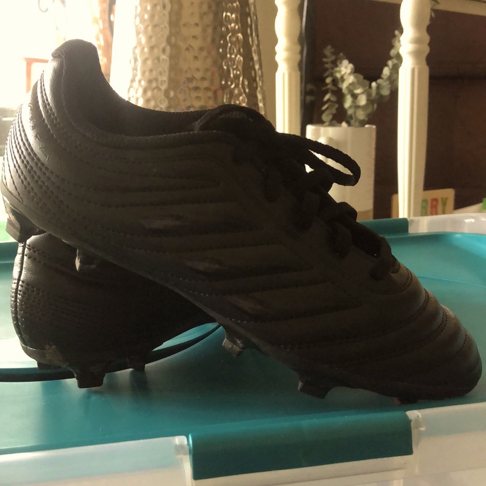 Kids Adidas size 4 soccer clear EUC